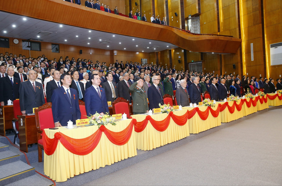 Đại biểu thực hiện nghi thức chào cờ. (Ảnh: Doãn Tấn/TTXVN)