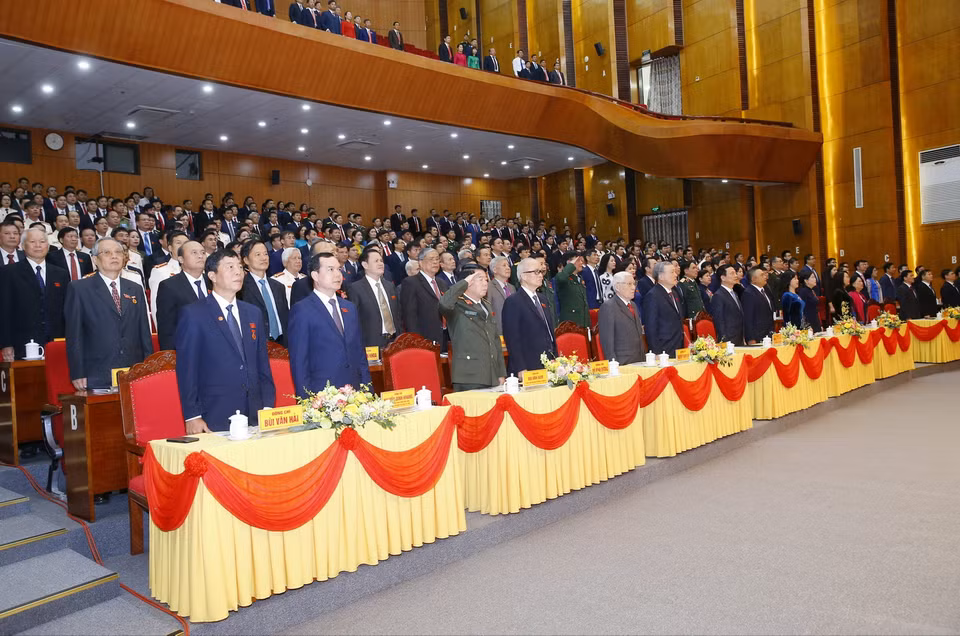 Đại biểu thực hiện nghi thức chào cờ. (Ảnh: Doãn Tấn/TTXVN)