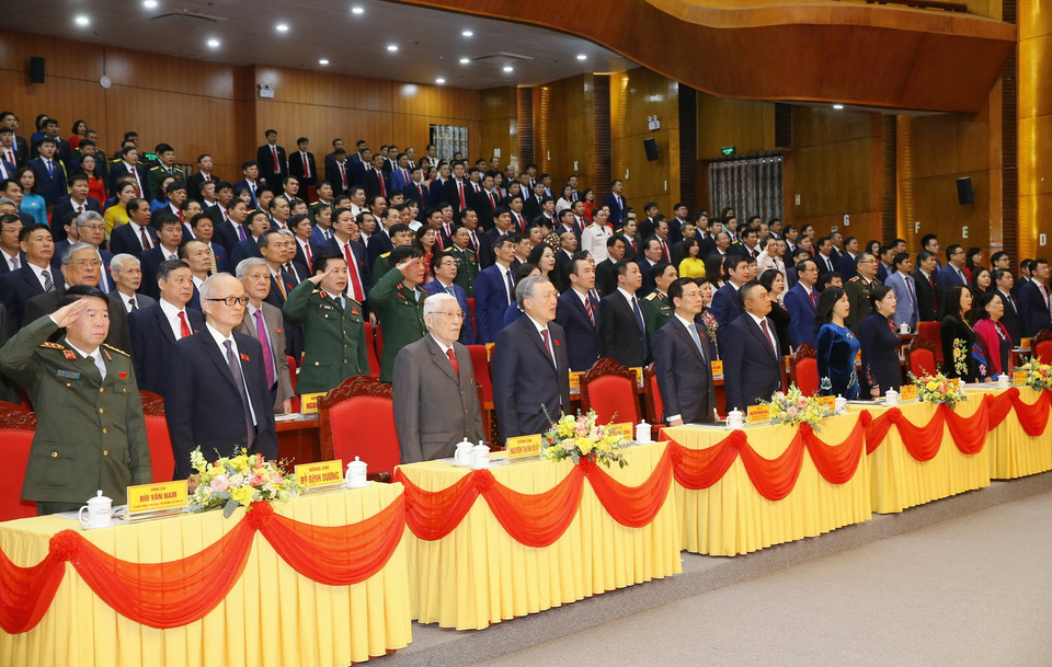 Đại biểu thực hiện nghi thức chào cờ. (Ảnh: Doãn Tấn/TTXVN)