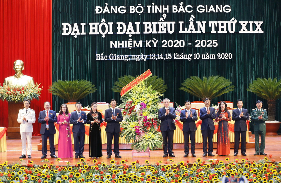 Trong ảnh: Đồng chí Nguyễn Hòa Bình, Bí thư Trung ương Đảng, Chánh án Tòa án Nhân dân Tối cao tặng hoa chúc mừng Đại hội. (Ảnh: Doãn Tấn/TTXVN)