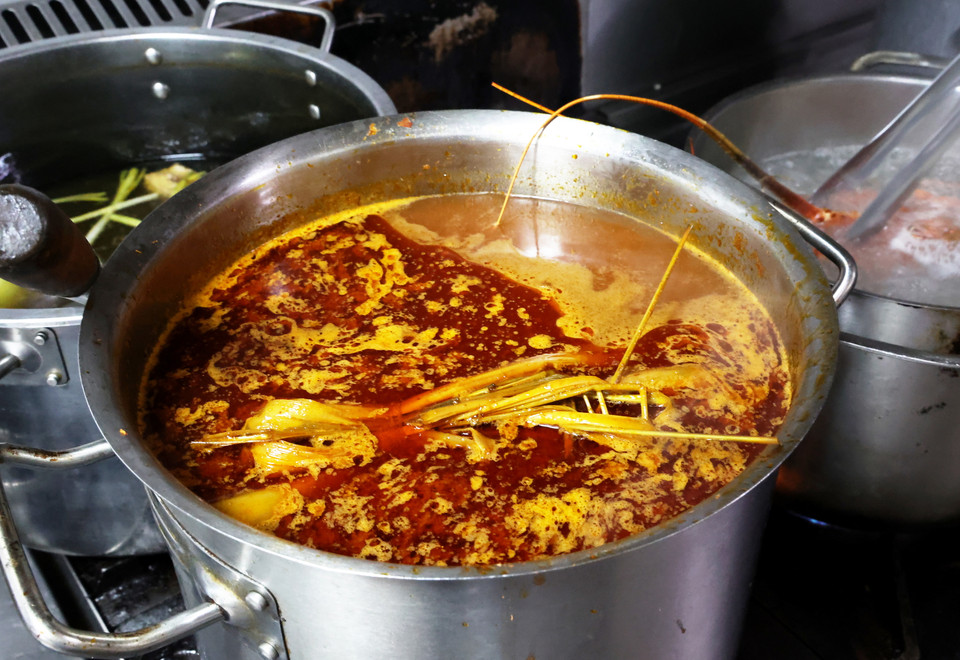 Nước dùng cho món phở tôm hùm được sử dụng nước cốt phở ninh từ xương bò, có các gia vị phở đặc trưng như hồi, quế, thảo quả. (Ảnh: Hồng Đạt/TTXVN)