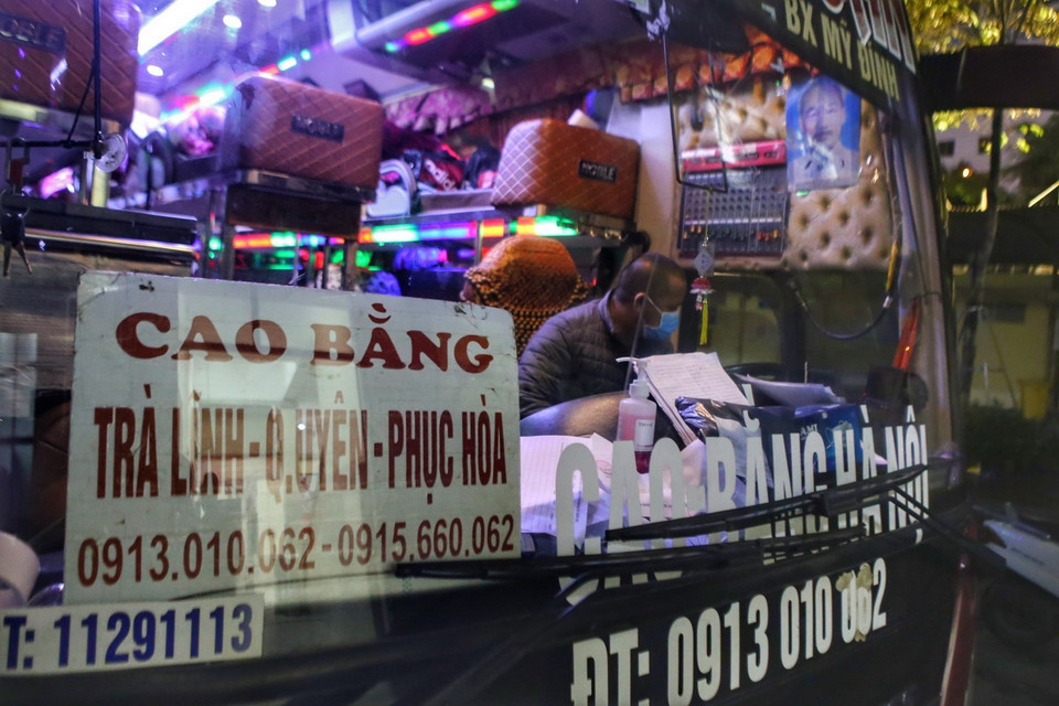 Chuyến Hà Nội-Cao Bằng tối nay là chuyến liên tỉnh đầu tiên rời bến xe Mỹ Đình sau hơn 2 tháng giãn cách. (Ảnh: Tuấn Đức/TTXVN)