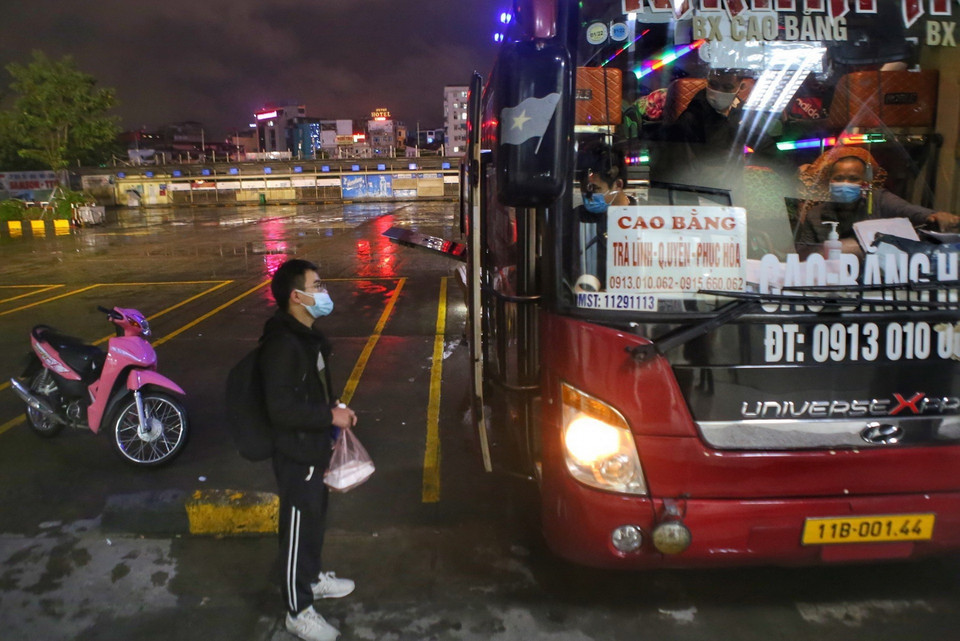 Phụ xe kiểm tra thông tin từng hành khách lên xe. (Ảnh: Tuấn Đức/TTXVN)