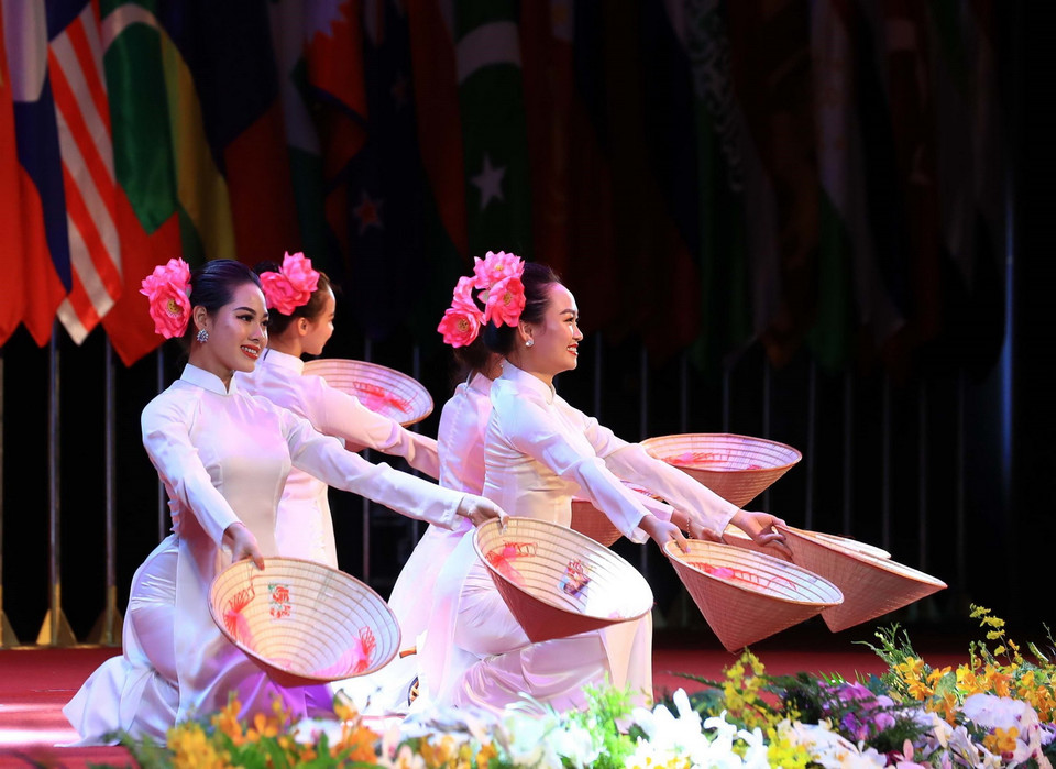 Tiết mục văn nghệ tại lễ khai mạc. (Ảnh: TTXVN)