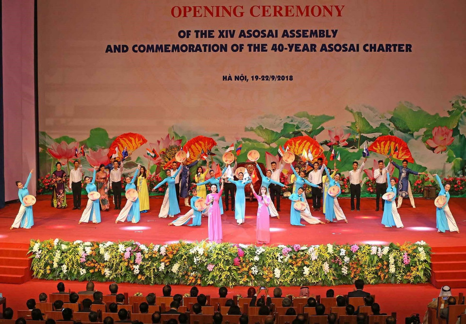 Tiết mục văn nghệ tại lễ khai mạc. (Ảnh: TTXVN)