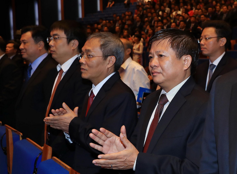 Phó Tổng giám đốc TTXVN Đinh Đăng Quang (ngoài cùng bên phải) và các đại biểu tại lễ khai mạc. (Ảnh: TTXVN)