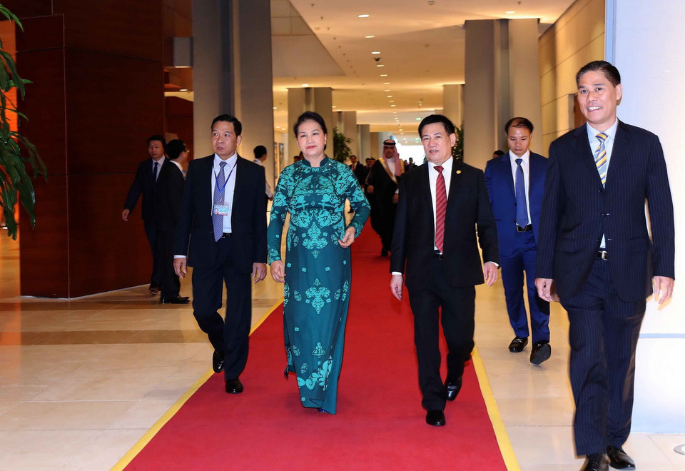 Tổng Kiểm toán Nhà nước Việt Nam Hồ Đức Phớc (bên phải), Trưởng Ban Tổ chức Đại hội ASOSAI 14 đón Chủ tịch Quốc hội Nguyễn Thị Kim Ngân đến dự khai mạc Đại hội ASOSAI 14. (Ảnh: TTXVN)