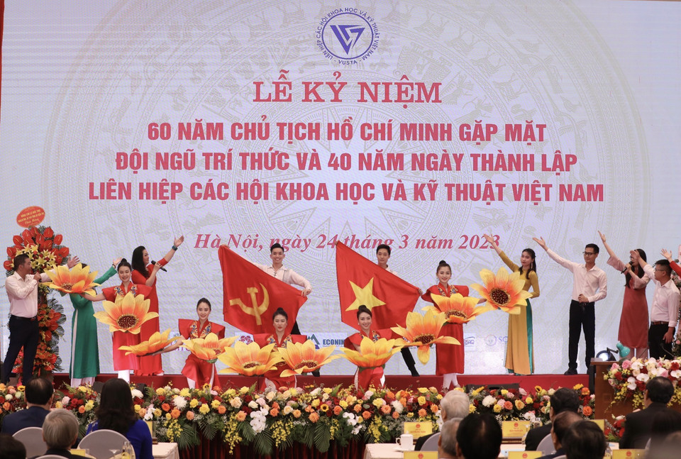 Chương trình văn nghệ biểu diễn tại buổi lễ. (Ảnh: Hoàng Hiếu/TTXVN)