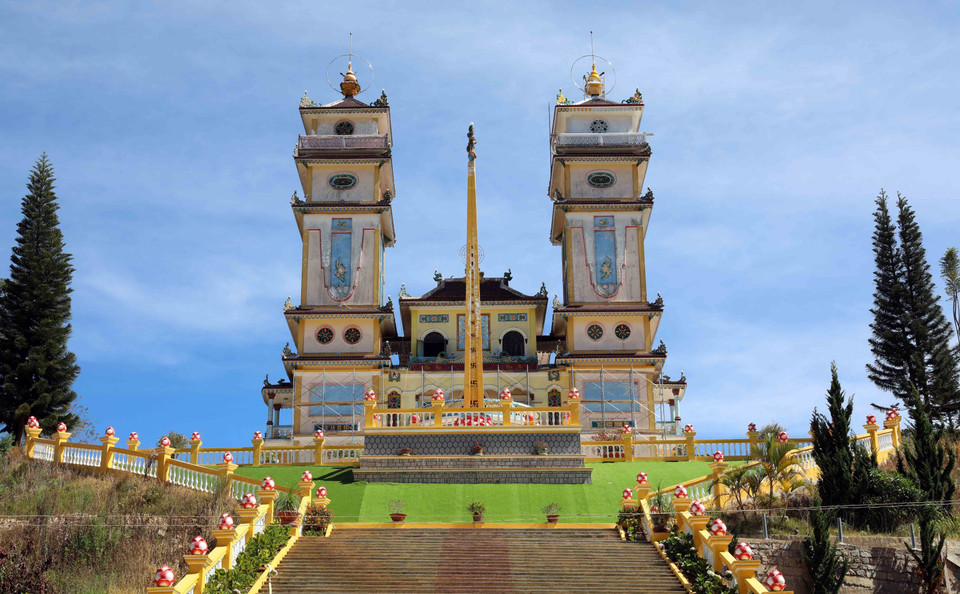 Được chính thức khánh thành ngày 30/7/2010, trở thành thánh thất Cao đài lớn nhất Việt Nam hiện nay và là một trong những cơ sở tôn giáo lớn nhất Đà Lạt. (Ảnh: Nhật Anh/TTXVN)