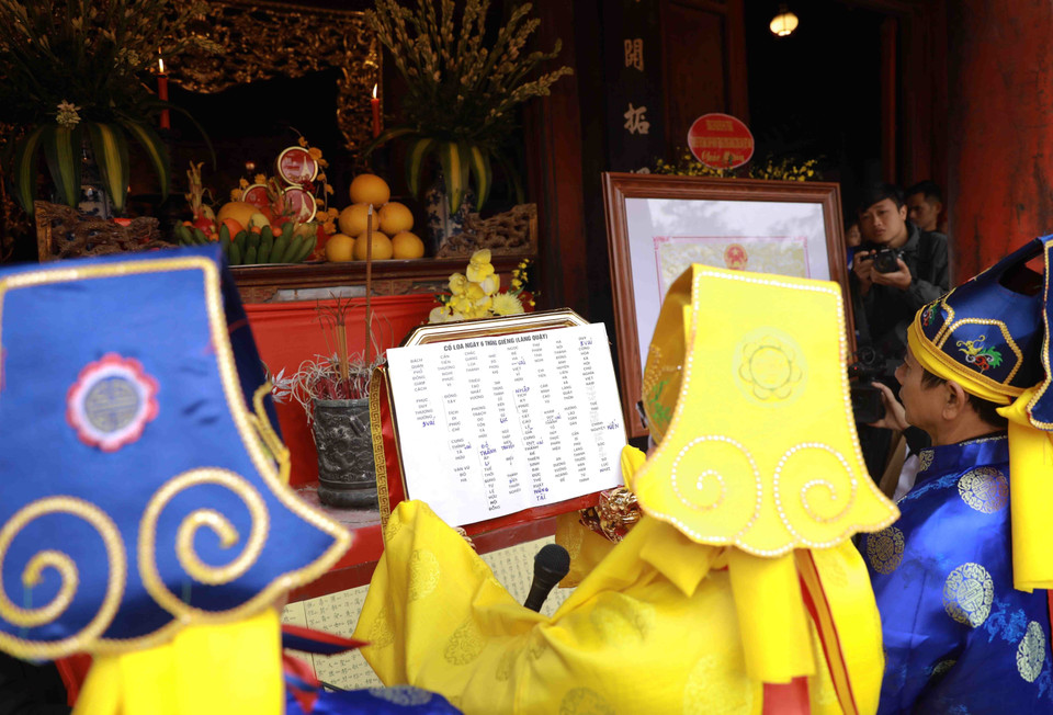 Anh cả Quậy làm lễ đọc mật khẩn tại sân Rồng (Đền thờ An Dương Vương). (Ảnh: Vũ Sinh/TTXVN)