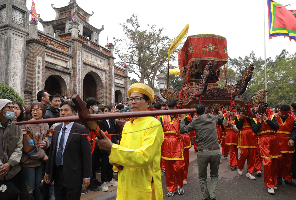Hình ảnh Nỏ thần Kim Quy được rước trong ngày Lễ. (Ảnh: Vũ Sinh/TTXVN)
