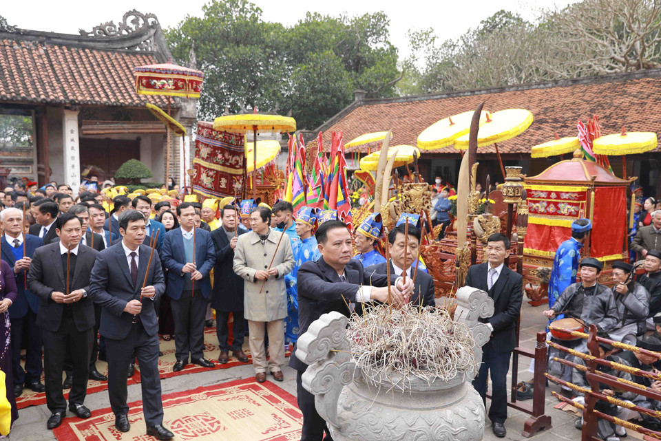 Đại biểu thành phố Hà Nội và UBND huyện Đông Anh dâng hương tưởng niệm Vua An Dương Vương. (Ảnh: Vũ Sinh/TTXVN)