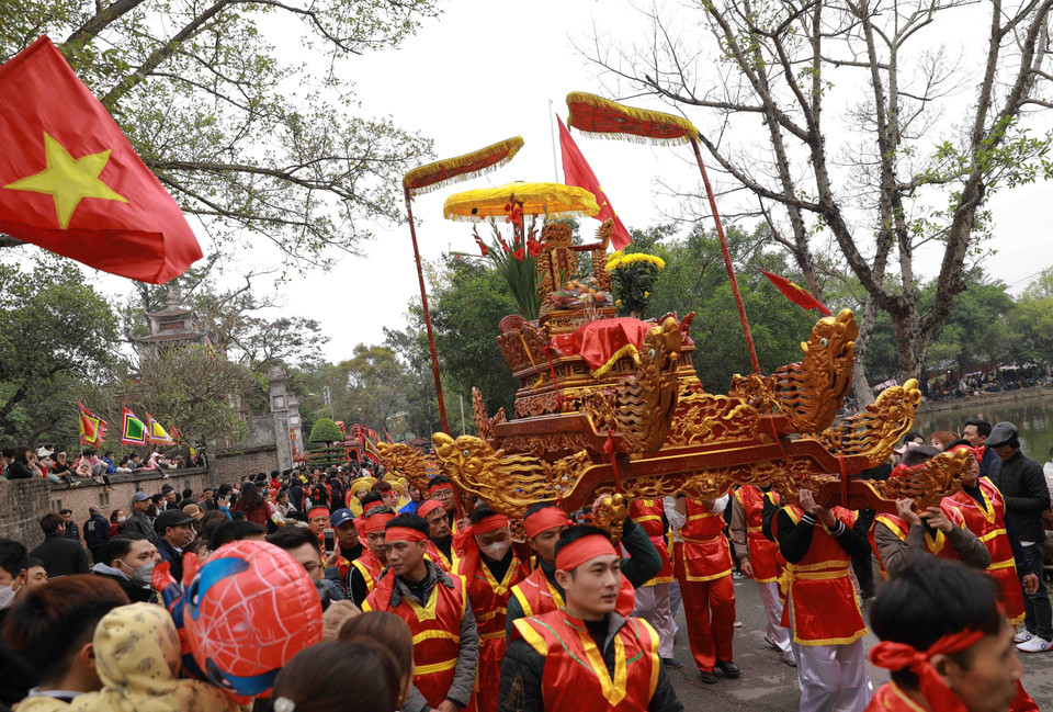 Lễ rước kiệu của các xã vào sân Rồng (Đền thờ An Dương Vương) để làm tế lễ. (Ảnh: Vũ Sinh/TTXVN)