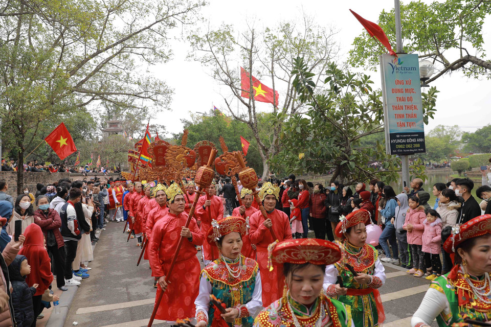 Lễ rước kiệu của các xã vào sân Rồng cả Đền thờ An Dương Vương để làm tế lễ. (Ảnh: Vũ Sinh/TTXVN)