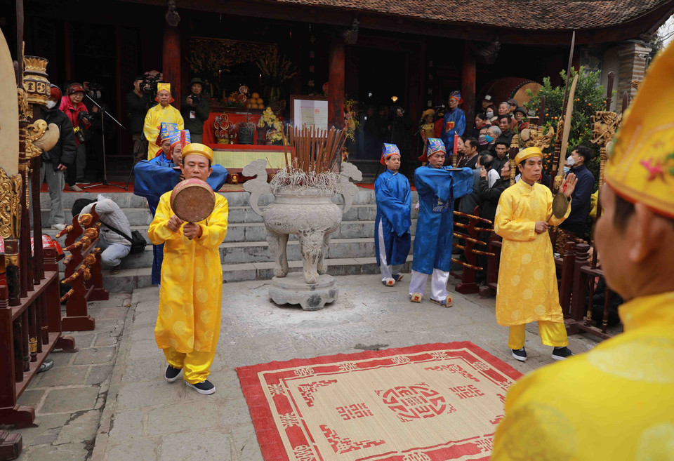 Nghi thức Lễ dâng hương tưởng niệm Vua An Dương Vương. (Ảnh: Vũ Sinh/TTXVN)