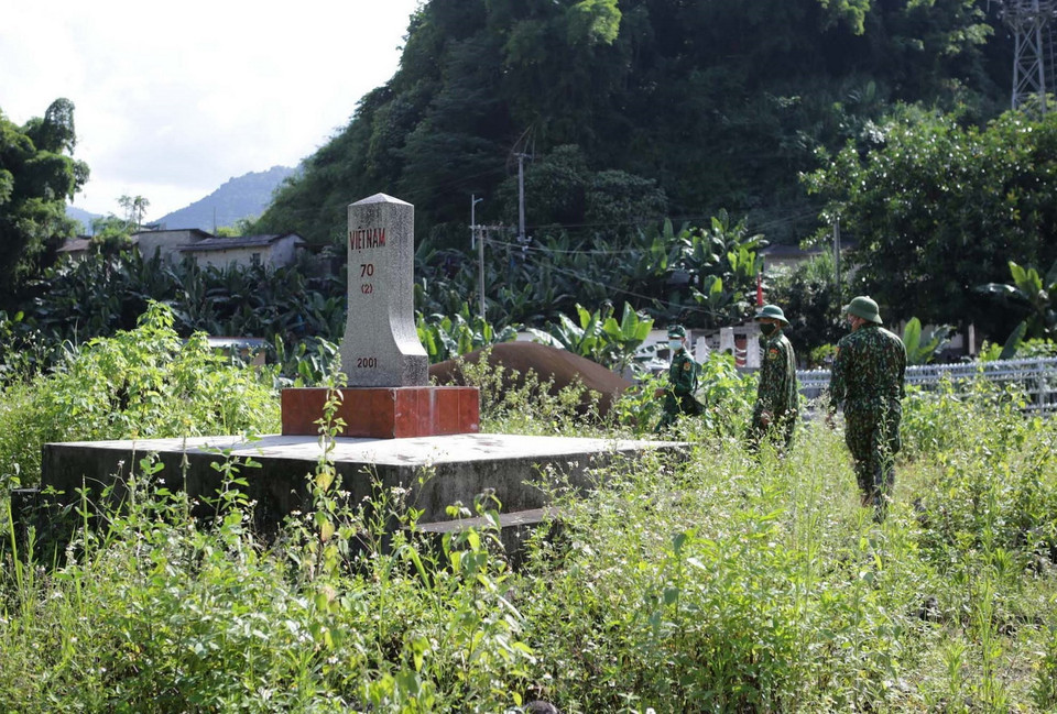  Cán bộ chiến sỹ Đồn Biên phòng Sì Lở Lầu tuần tra kiểm soát đường mòn, kiểm tra cột mốc 70 giữ vững chủ quyền an ninh biên giới tại xã Sì Lở Lầu huyện biên giới Phong Thổ, tỉnh Lai Châu. (Ảnh: Quý Trung/TTXVN)