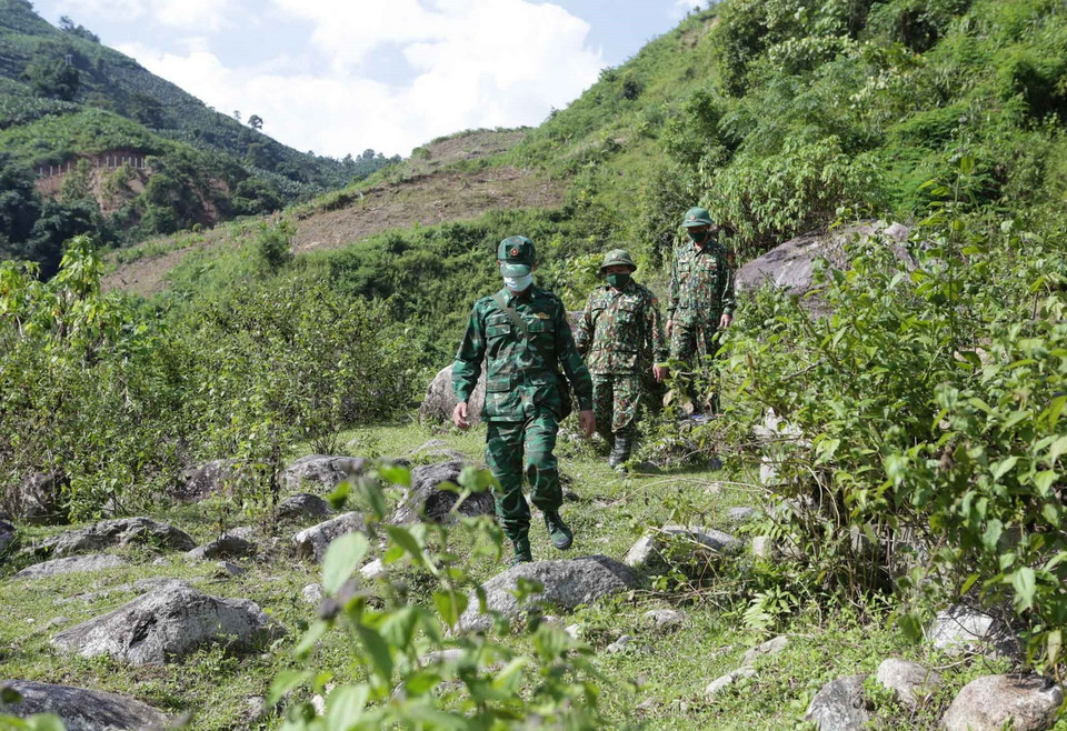  Cán bộ chiến sỹ Đồn Biên phòng Sì Lở Lầu tuần tra kiểm soát đường mòn dọc biên giới khu vực cột mốc 70, tại xã Sì Lở Lầu huyện biên giới Phong Thổ, tỉnh Lai Châu. (Ảnh: Quý Trung/TTXVN)