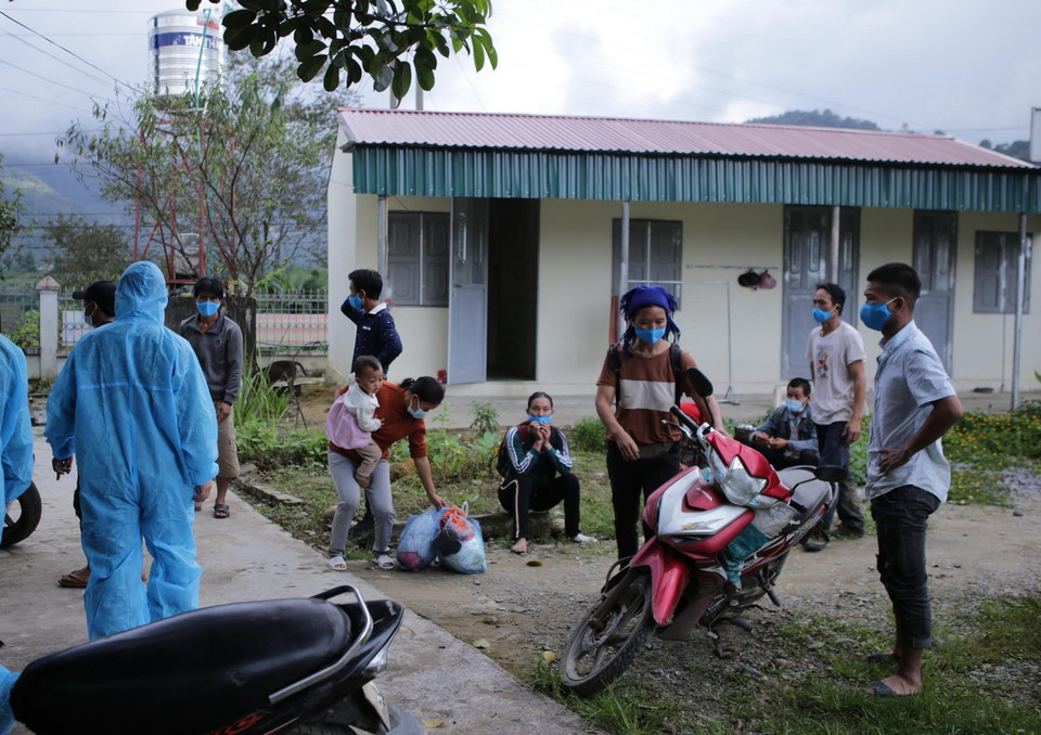  Những trường hợp nhập cảnh trái phép vào địa bàn được Cán bộ chiến sỹ Đồn Biên phòng Sì Lở Lầu phát hiện bắt giữ đưa về trụ sở xã hoàn tất thủ tục chờ đưa đi cách ly theo đúng quy định về công tác phòng, chống dịch COVID-19. (Ảnh: Quý Trung/TTXVN)