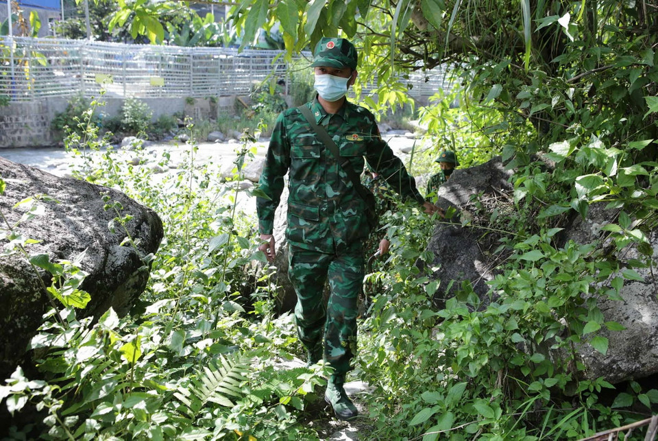 Cán bộ chiến sỹ Đồn Biên phòng Sì Lở Lầu tuần tra kiểm soát đường mòn dọc biên giới xã Sì Lở Lầu, huyện biên giới Phong Thổ, tỉnh Lai Châu. (Ảnh: Quý Trung/TTXVN)