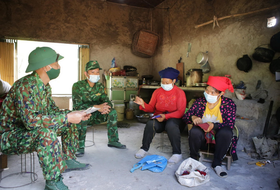  Cán bộ chiến sỹ Đồn Biên phòng Sì Lở Lầu đến các hộ dân tại Bản Mới khu vực cột mốc 70 để tuyên truyền về các loại tội phạm, tố giác tội phạm, không xuất cảnh trái phép qua biên giới. (Ảnh: Quý Trung/TTXVN)