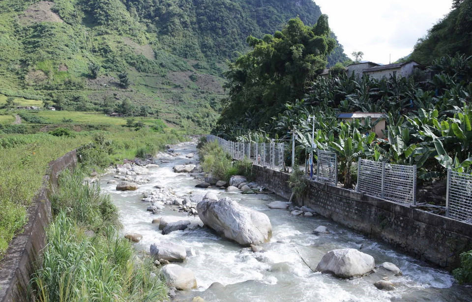 Đường biên giới giữa Việt Nam (bên trái) tiếp giáp với huyện Kim Bình, tỉnh Vân Nam (Trung Quốc), khu vực mốc 70 thuộc Bản Mới, xã Sì Lở Lầu huyện biên giới Phong Thổ, tỉnh Lai Châu. (Ảnh: Quý Trung/TTXVN)