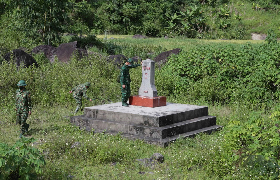  Cán bộ chiến sỹ Đồn Biên phòng Sì Lở Lầu kiểm tra cột mốc 70 và phát quang cây cỏ bảo vệ chủ quyền an ninh biên giới tại xã Sì Lở Lầu huyện biên giới Phong Thổ, tỉnh Lai Châu. (Ảnh: Quý Trung/TTXVN)