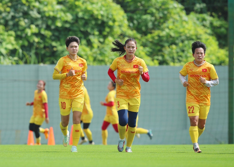Các cầu thủ nữ Việt Nam có buổi tập sáng 29/6 tại Trung tâm Đào tạo Bóng đá Trẻ Việt Nam (Hà Nội). (Ảnh: TTXVN phát)