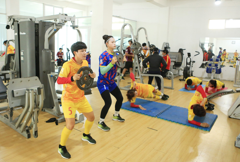 Các cầu thủ nữ có buổi tập gym trước khi ra ngoài sân tập. (Ảnh: TTXVN phát)