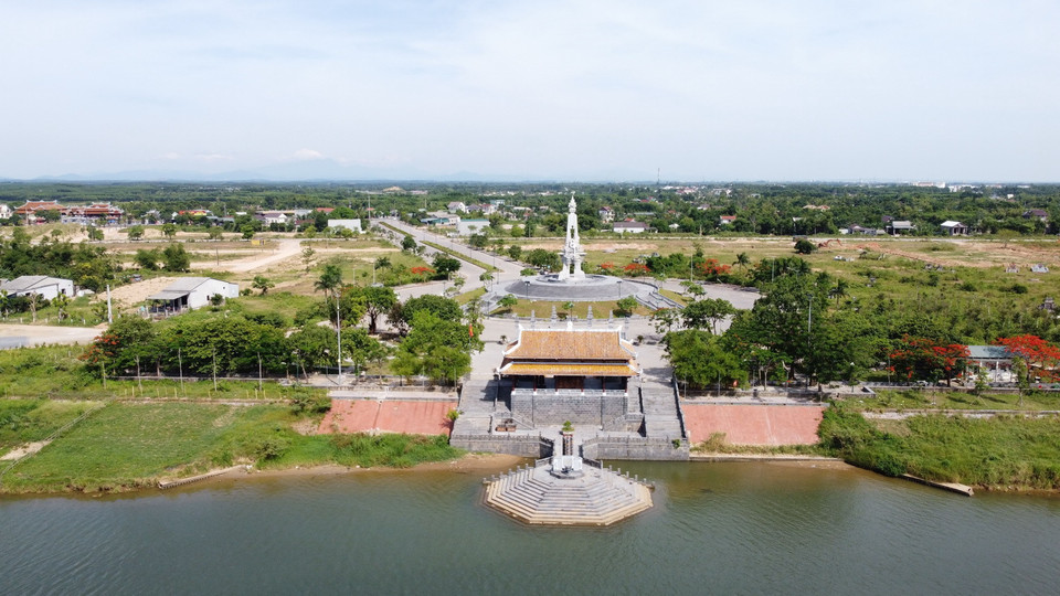  Bến thả hoa phía Bắc sông Thạch Hãn. (Ảnh: Thanh Thủy/TTXVN)