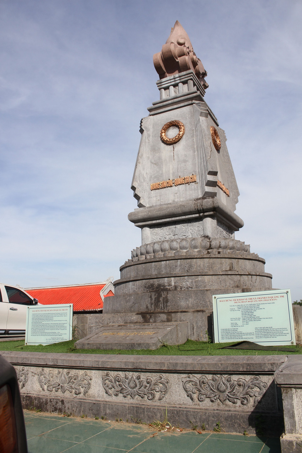  Đài chứng tích với lời thề chiến đấu "Quang Sơn còn-Quảng Trị còn" của Trung đoàn 48 được đặt bên bờ sông Thạch Hãn. (Ảnh: Thanh Thủy/TTXVN)