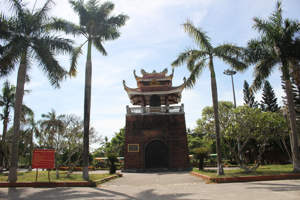  Tháp chuông Thành cổ được khánh thành vào ngày 29/4/2007 để tưởng nhớ hương hồn các Anh hùng, liệt sỹ đã hy sinh xương máu vì độc lập dân tộc. (Ảnh: Thanh Thủy/TTXVN)