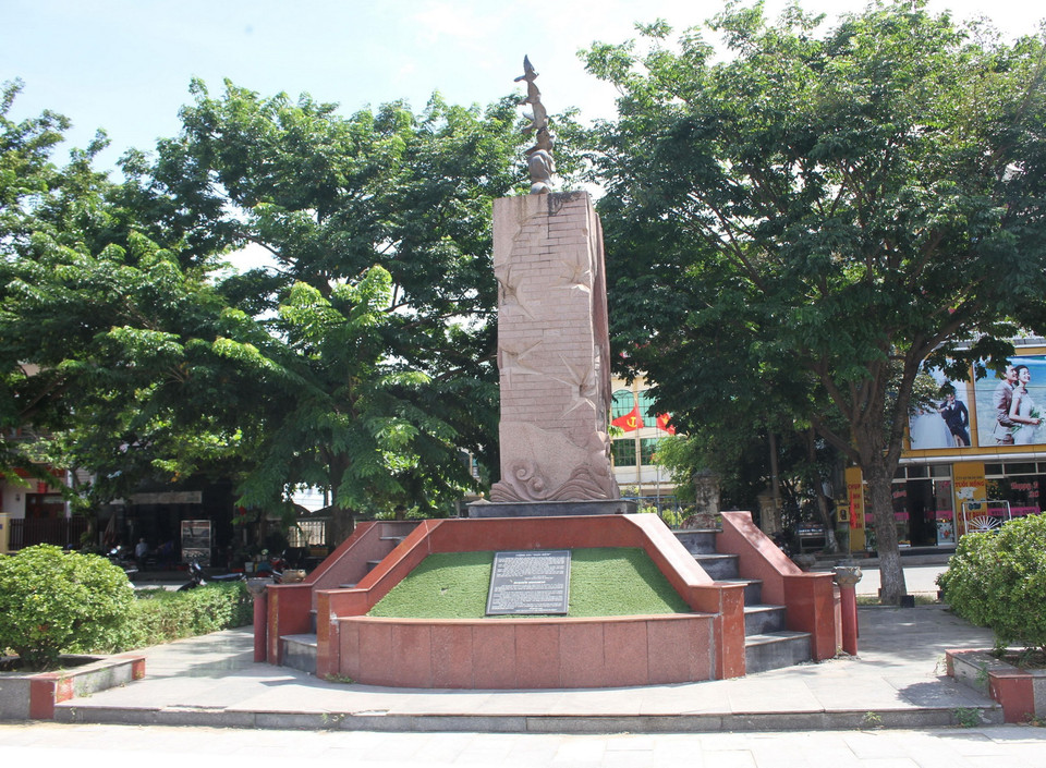  Tượng đài Hoài niệm được đặt tại Quảng trường Giải phóng. (Ảnh: Thanh Thủy/TTXVN)