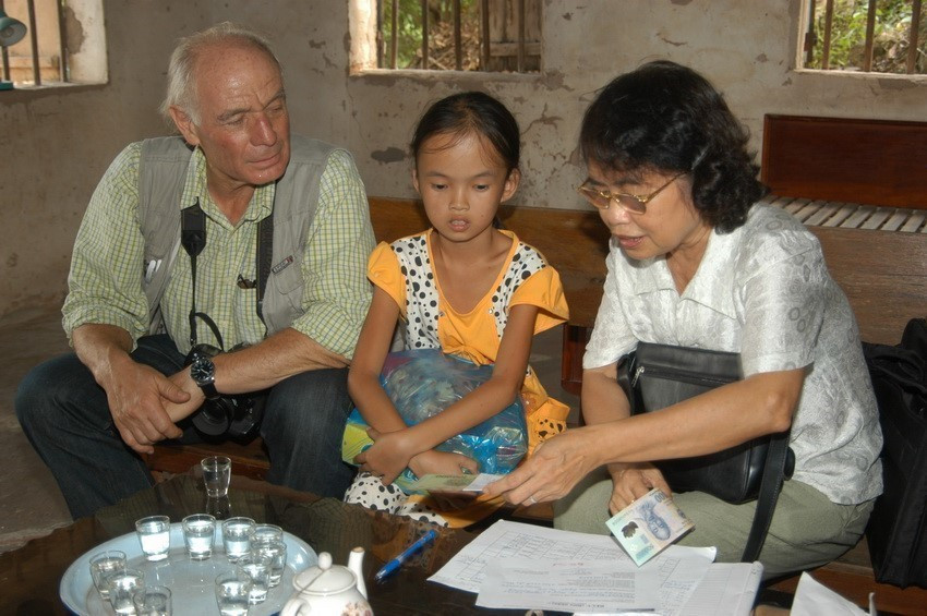 Ông Daniel Frydman, thành viên Hội Bảo trợ trẻ em nhiễm dioxin Việt Nam tại Pháp (VNED) nhận nuôi đỡ đầu cháu Nguyễn Thị Hân (1995), học sinh lớp 5 trường Tiểu học Tiến Dũng, xã Tiến Dũng, huyện Yên Dũng, tỉnh Bắc Giang (2009). (Ảnh: Dương Ngọc/TTXVN)