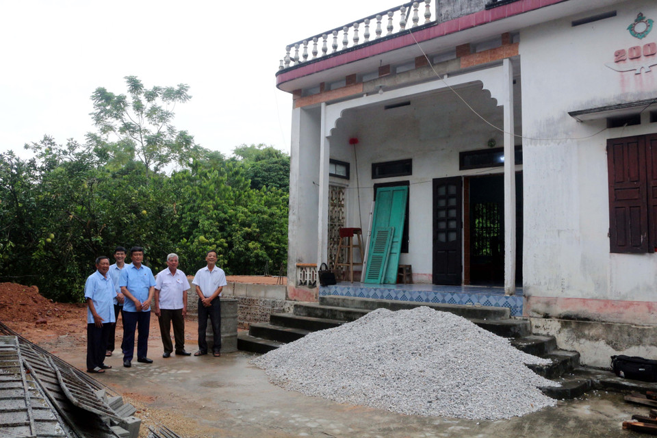 Hội nạn nhân chất độc da cam các cấp tỉnh Hà Nam tổ chức nhiều hoạt động thiết thực để hỗ trợ xây dựng nhà ở cho hộ nạn nhân chất độc da cam/dioxin. (Ảnh: Nguyễn Chinh/TTXVN)