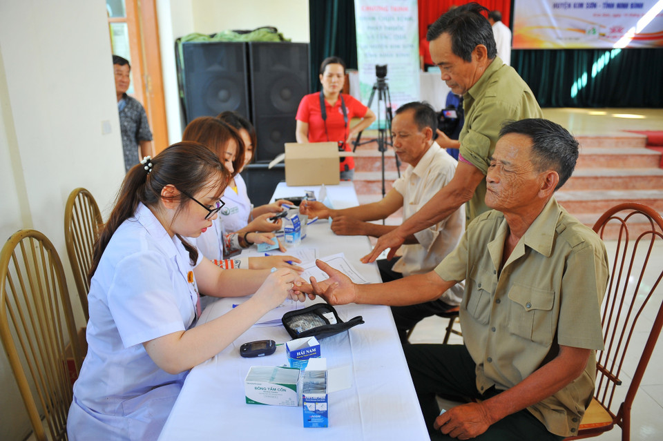 Bác sỹ khám, chẩn đoán bệnh cho các nạn nhân chất độc da cam/dioxin huyện Kim Sơn, tỉnh Ninh Bình. (Ảnh: Minh Đức/TTXVN)