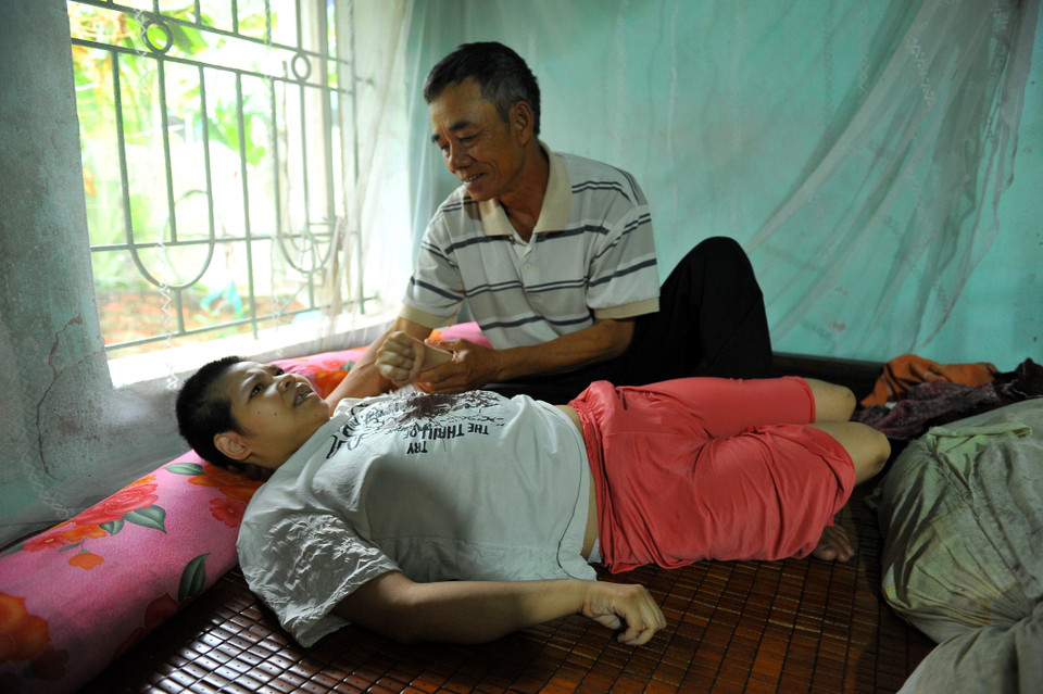 Ông Phạm Hồng Phong, xóm 8, xã Khánh Nhạc, huyện Yên Khánh, tỉnh Ninh BÌnh có 3 người con đều nhiễm chất độc da cam/dioxin, 2 người con đã mất, còn lại cô con gái bị bại liệt, tâm thần. (Ảnh: Minh Đức/TTXVN)