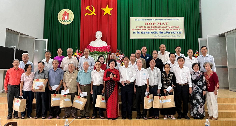 Tặng quà cho nạn nhân chất độc da cam/dioxin thành phố Cần Thơ. (Ảnh: Ánh Tuyết/TTXVN)