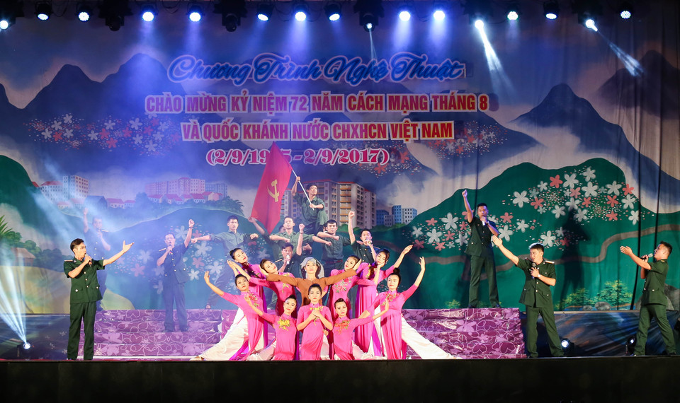Tiết mục biểu diễn tại Quảng trường 7/5, thành phố Điện Biên Phủ, tỉnh Điện Biên. (Ảnh: Xuân Tư/TTXVN)