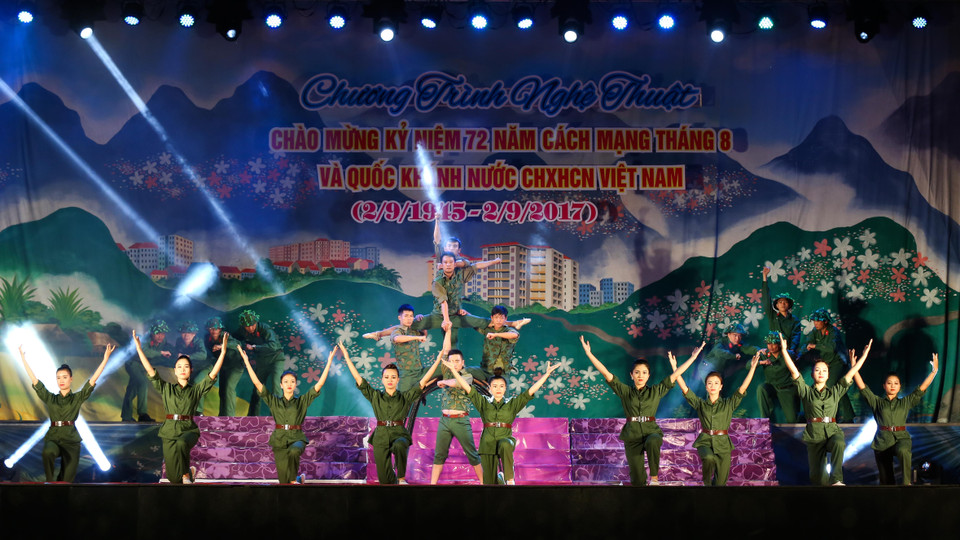 Tiết mục biểu diễn tại Quảng trường 7/5, thành phố Điện Biên Phủ, tỉnh Điện Biên. (Ảnh: Xuân Tư/TTXVN)