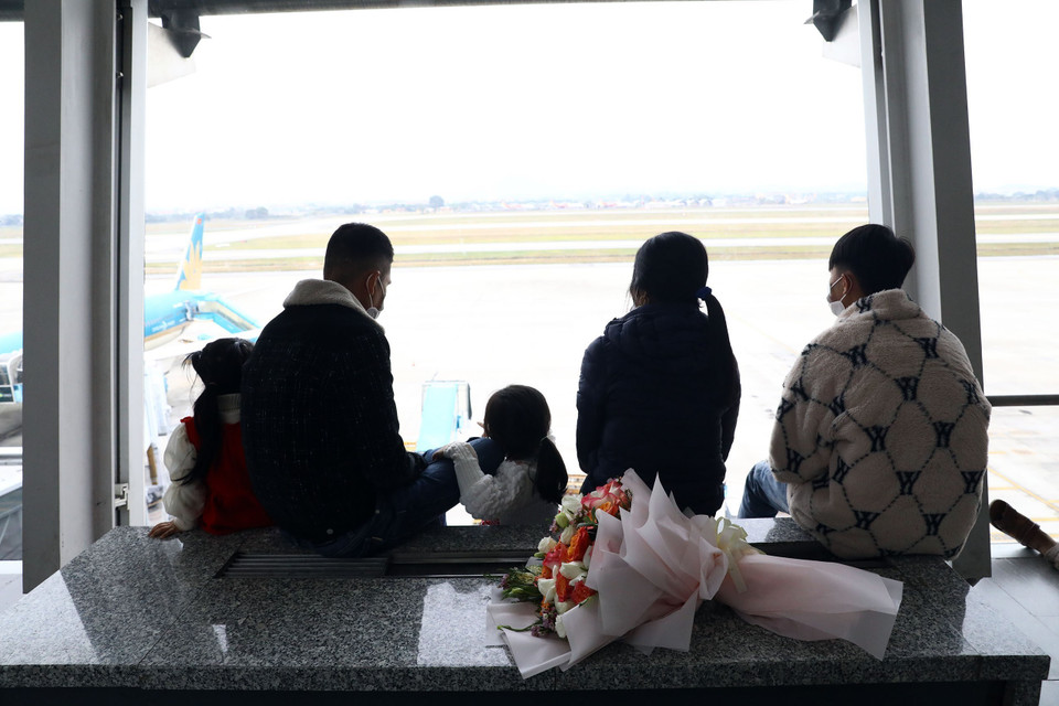 Nhiều gia đình tới sân bay quá sớm đã lên khu vực tầng 3 của nhà ga để ngóng những chiếc máy bay hạ cánh. (Ảnh: Huy Hùng/TTXVN)