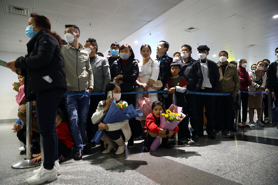 Kể từ Tết Dương lịch 2023, tại nhà ga quốc tế T2 của Nội Bài, lưu lượng hành khách tăng hơn thường lệ, trong đó tỷ lệ người nhà đón thân nhân, bạn bè về quê ăn Tết chiếm phần lớn. (Ảnh: Huy Hùng/TTXVN)