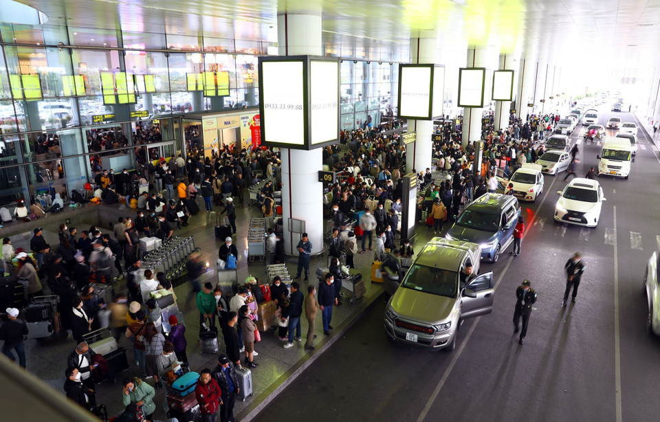 Số lượng chuyến bay năm nay tăng cao so với các năm trước, những ngày cao điểm có tới trên 580 chuyến bay. Sảnh chờ ga quốc tế taxi, xe khách, ôtô cá nhân luôn tấp nập. (Ảnh: Huy Hùng/TTXVN)