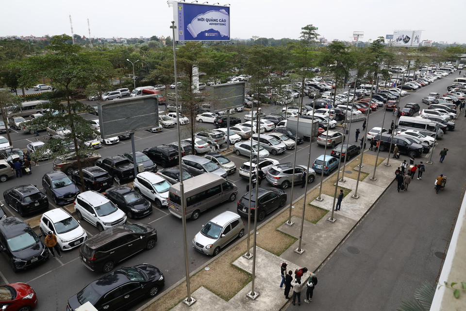 Bãi đỗ xe tại nhà ga T2 sân bay Nội Bài luôn trong tình trạng đông đúc. (Ảnh: Huy Hùng/TTXVN)