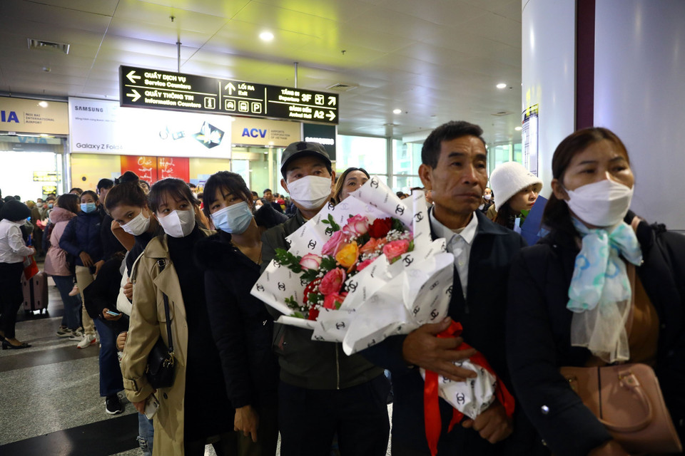 Vợ chồng gia đình bác Nguyễn Văn Thể tại Nam Định chờ đón con trai sau 6 năm làm việc bên Nhật Bản trở về. (Ảnh: Huy Hùng/TTXVN)