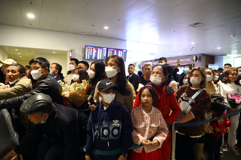 Hàng nghìn người đợi chờ ở sảnh đến sân bay Nội Bài để đón người thân từ nước ngoài về ăn Tết. (Ảnh: Huy Hùng/TTXVN)