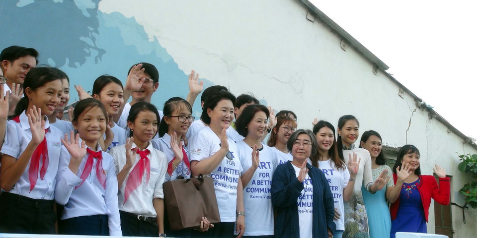 Phu nhân Kim Jung Sook thăm Làng bích họa Tam Thanh, ở xã Tam Thanh, thành phố Tam Kỳ, tỉnh Quảng Nam. (Ảnh: Đỗ Trưởng/TTXVN)