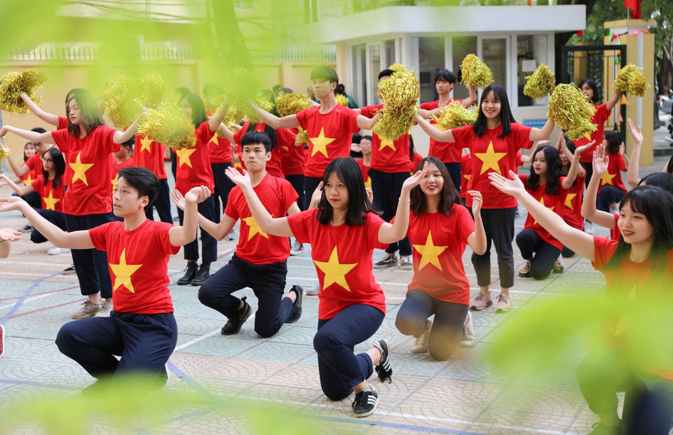 Học sinh Trường Trung học phổ thông Trần Nhân Tông nhảy flashmob trên nền nhạc ''Bay qua Biển Đông'' - món quà tinh thần gửi tặng các thầy cô nhân ngày 20/11. (Ảnh: Thanh Tùng/TTXVN)