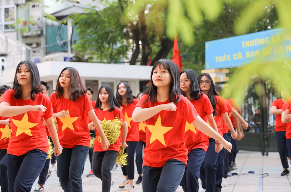 Học sinh Trường Trung học phổ thông Trần Nhân Tông nhảy flashmob trên nền nhạc ''Bay qua Biển Đông'' - món quà tinh thần gửi tặng các thầy cô nhân ngày 20/11. (Ảnh: Thanh Tùng/TTXVN)