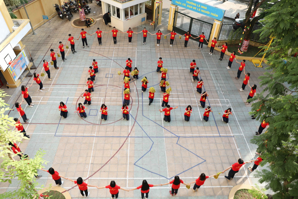 Học sinh Trường Trung học phổ thông Trần Nhân Tông nhảy flashmob trên nền nhạc ''Bay qua Biển Đông'' - món quà tinh thần gửi tặng các thầy cô nhân ngày 20/11. (Ảnh: Thanh Tùng/TTXVN)