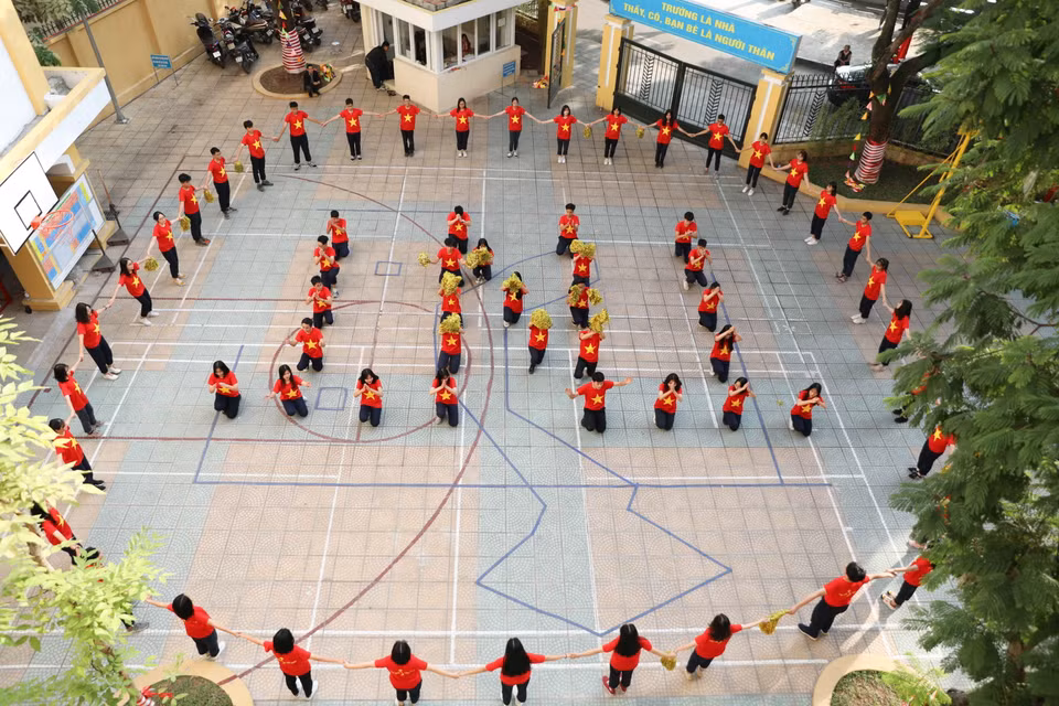 Học sinh Trường Trung học phổ thông Trần Nhân Tông nhảy flashmob trên nền nhạc ''Bay qua Biển Đông'' - món quà tinh thần gửi tặng các thầy cô nhân ngày 20/11. (Ảnh: Thanh Tùng/TTXVN)